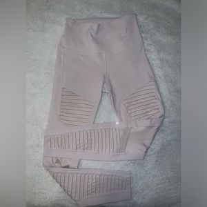 Alo lavender motto leggings.